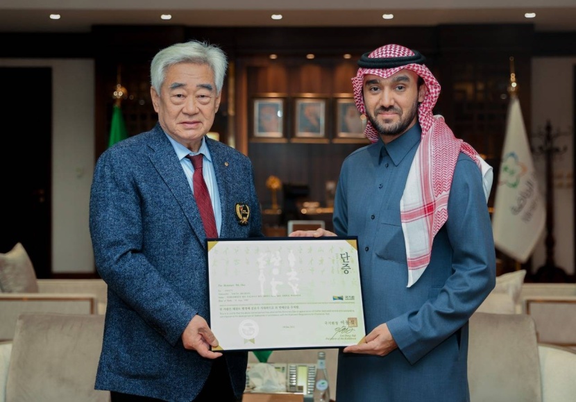 نيابة عن ولي العهد .. وزير الرياضة يتسلم الحزام «9 دان»