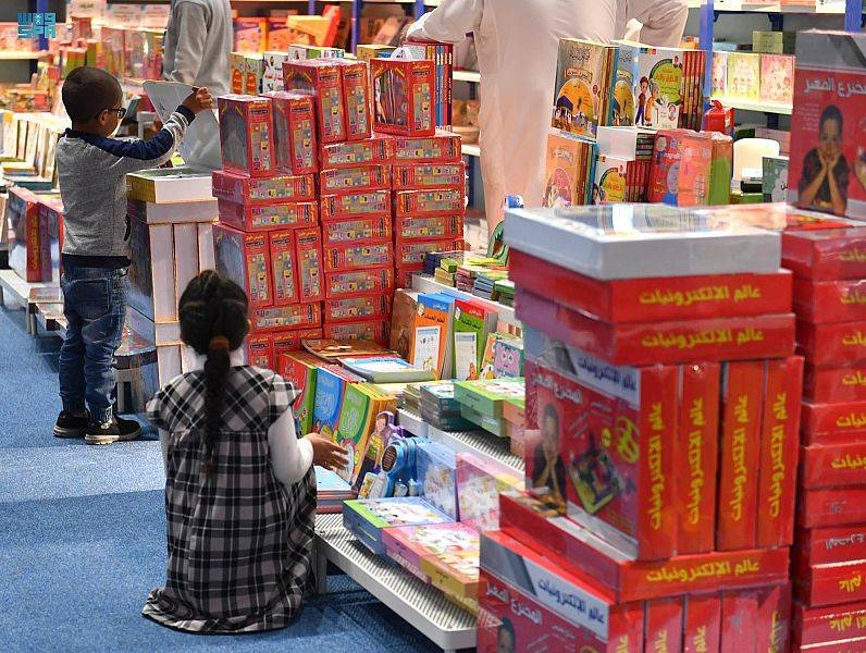 «الأدب والنشر» تتيح للأطفال ممارسة هواياتهم في معرض جدة للكتاب