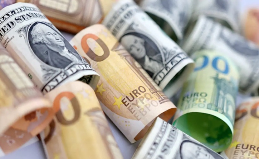 رفع الفائدة يدعم الدولار واليورو يستقر