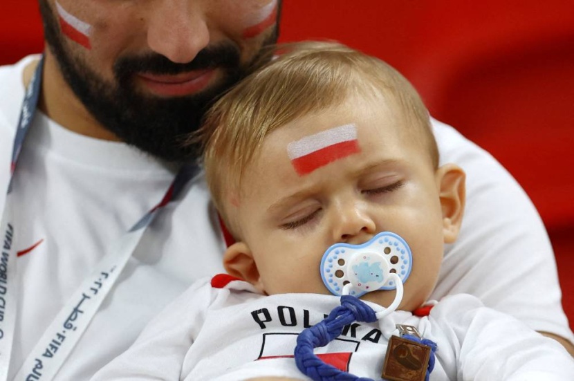 فيما خسر منتخب بلاده من فرنسا 1 / 3 ليخرج من دور الـ 16 في كأس العالم في قطر، خلد المشجع الصغير لبولندا إلى النوم في حضن والده. . «رويترز» خسر ونام