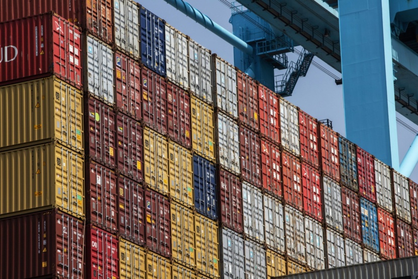 العجز التجاري الأمريكي يتسع .. تباطؤ الطلب العالمي وقوة الدولار يضعفان الصادرات