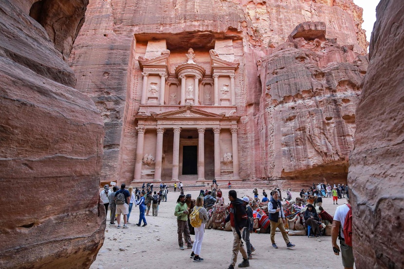 البتراء .. المدينة الوردية تنعش السياحة الأردنية بعد سنوات كورونا