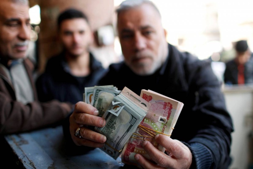 الدينار العراقي يفقد 10 % من قيمته منذ نوفمبر .. قلق من ارتفاع أسعار السلع المستوردة