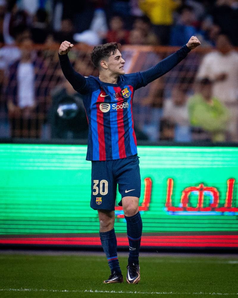 برشلونة يتوج بـ «سوبر الرياض»