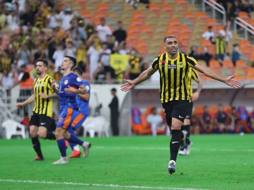 الاتحاد يضرب بـ 3 ويتصدر
