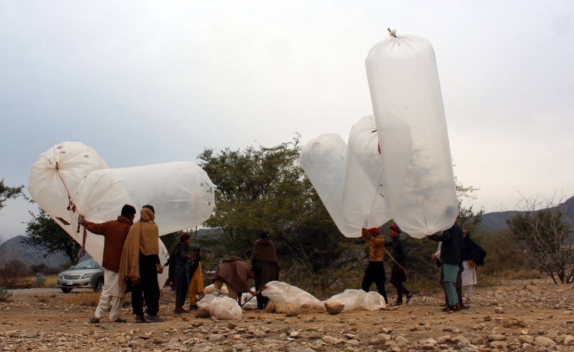 باكستانيون يملأون أكياسا بلاستيكية بالغاز الطبيعي لاستخدامها في طهي الطعام بمنازلهم
