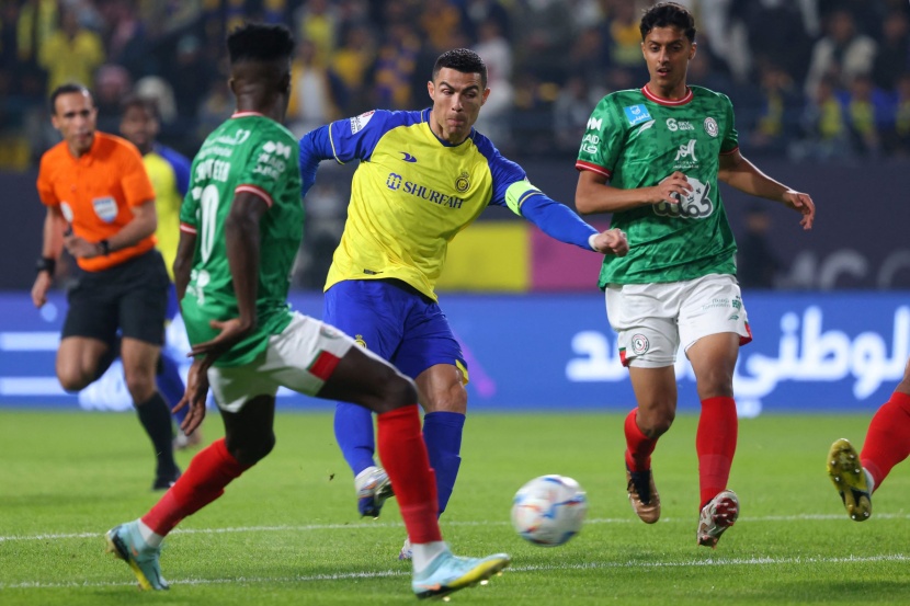 النصر يتقدم بهدف نظيف أمام الاتفاق في الشوط الأول