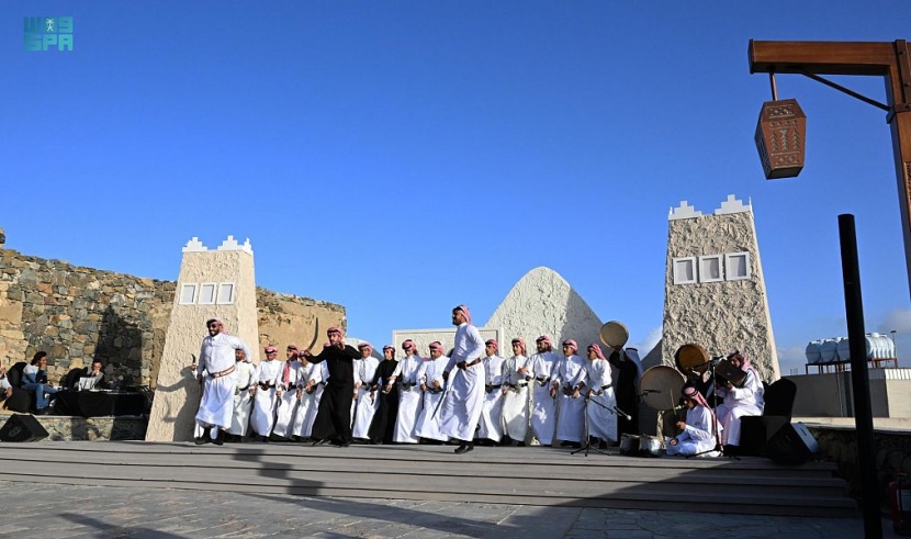 "قلعة شمسان" تثري زوار مهرجان قمم الدولي بتاريخ الـ 100 عام