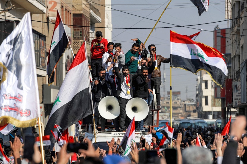 مئات العراقيين يتظاهرون في بغداد بسبب هبوط قيمة الدينار