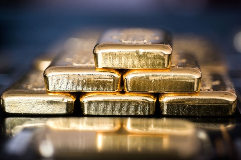 الذهب يتراجع وسط توقعات بتمسك "الفيدرالي" برفع الفائدة والبلاتين يهبط بنحو 1 %