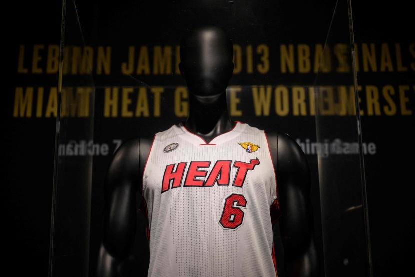 بيع قميص لنجم كرة السلة ليبرون جيمس بنحو 3.7 مليون دولار خلال مزاد