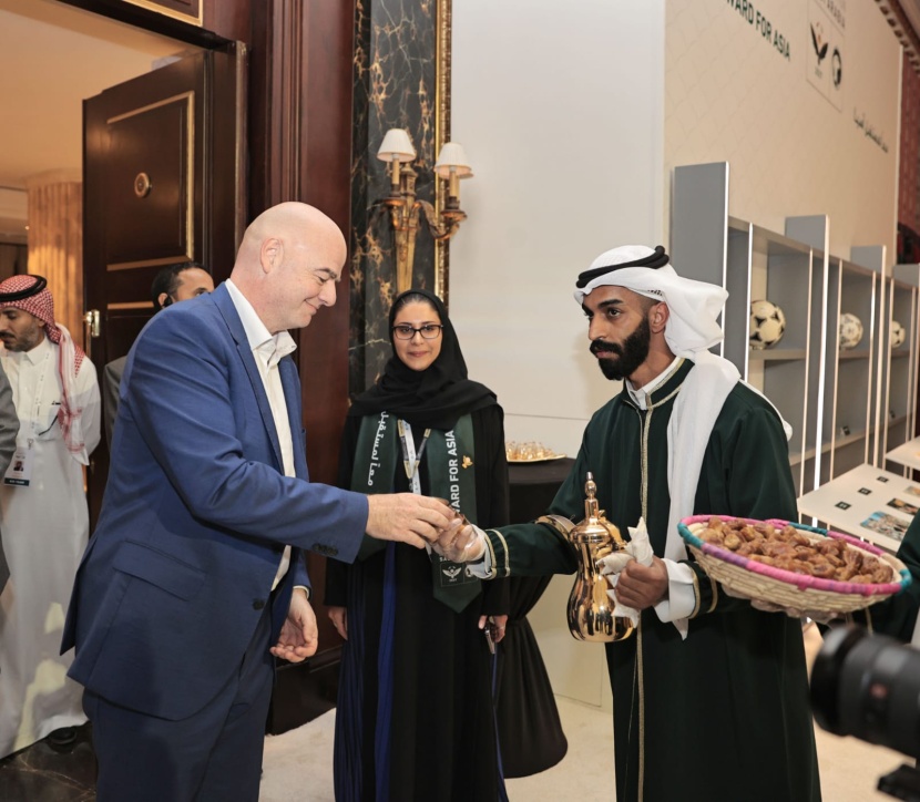 رئيس «فيفا» يتعرف على الرياضة والثقافة الوطنية في «البيت السعودي» بالبحرين