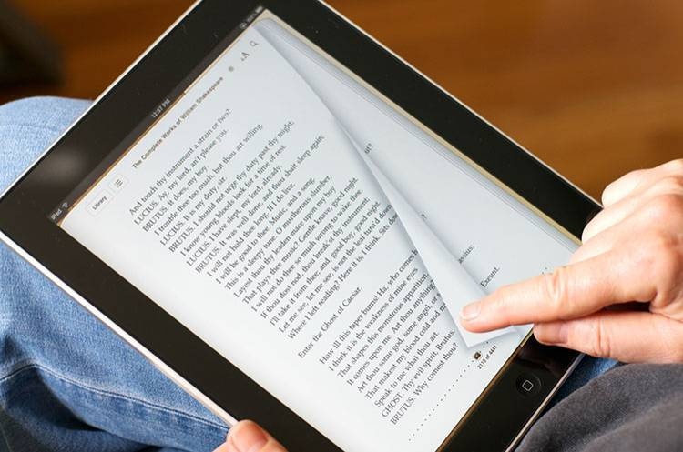 «أبل» تتيح خدمة الراوي الآلي في متجر الكتب الرقمية