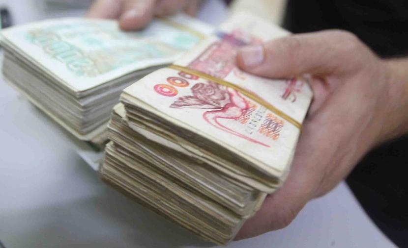 الجزائر ترصد 2.5 مليار دولار لزيادة أجور الموظفين