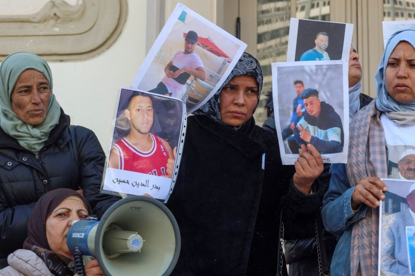 أم تونسية تناجي البحر لمعرفة مصير ابنيها المفقودين في رحلات خطرة لأوروبا
