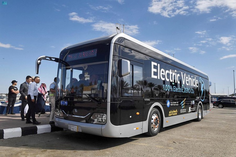 تدشين أول حافلة نقل عام كهربائية في السعودية