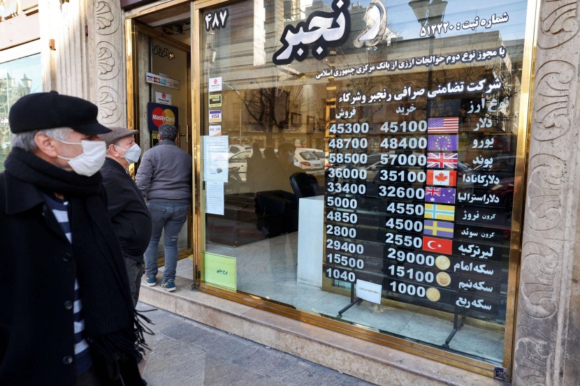  العقوبات الجديدة تفاقم هبوط العملة الإيرانية .. 530.5 ألف ريال مقابل اليورو 