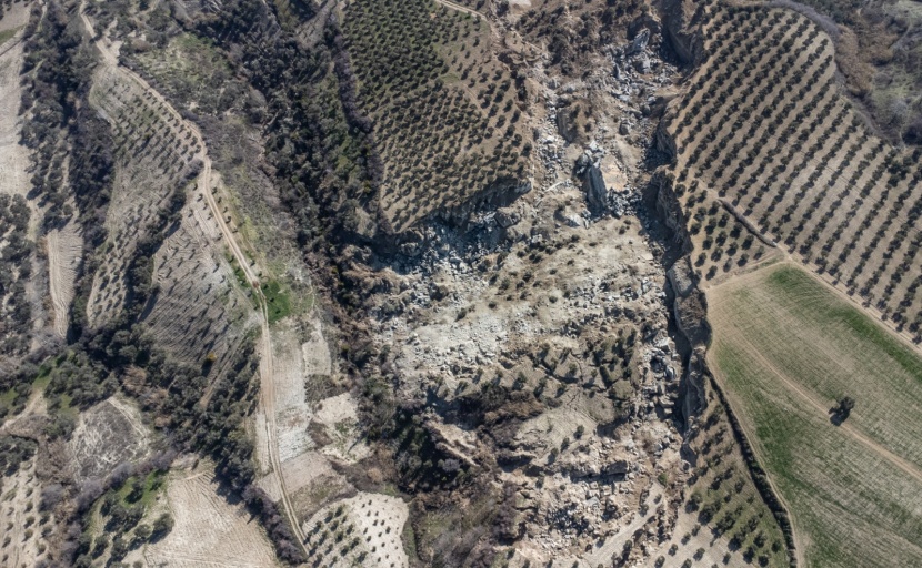 طائرة دون طيار تلتقط صورا لصدع داخل حقول الزيتون في هاتاي جنوب تركيا