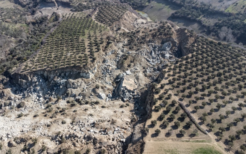 طائرة دون طيار تلتقط صورا لصدع داخل حقول الزيتون في هاتاي جنوب تركيا