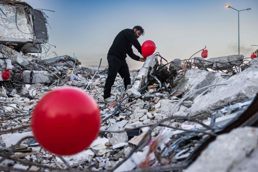 بالونات حمر فوق أنقاض أنطاكية تكريما للأطفال ضحايا الزلزال