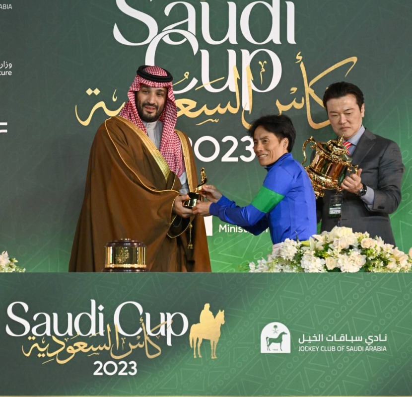 ولي العهد يتوج «بينثلاسا» بكأس السعودية