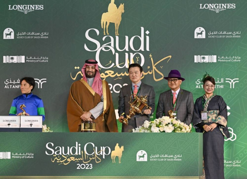 ولي العهد يتوج «بينثلاسا» بكأس السعودية