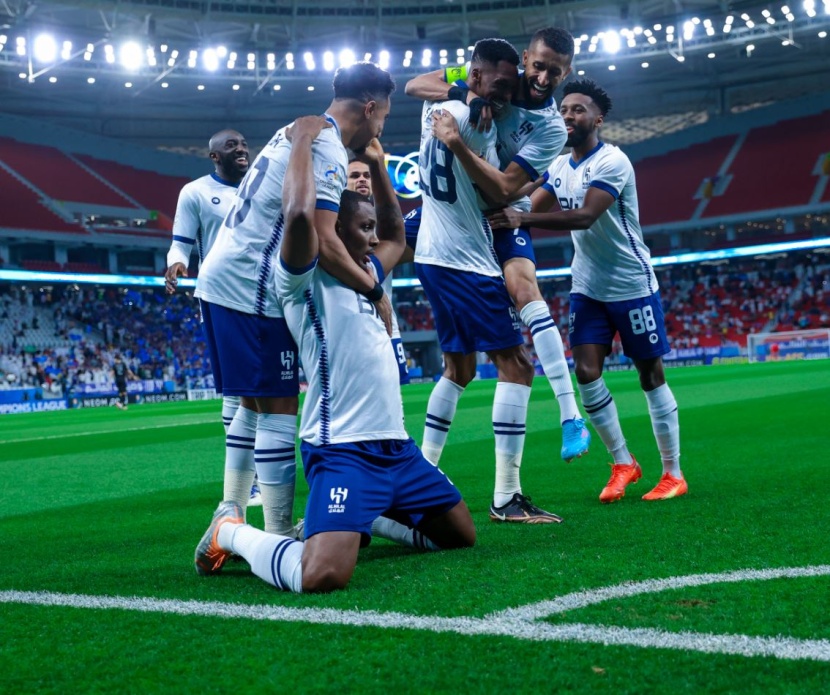 الهلال يتغلب على الدحيل القطري بخمسة أهداف دون مقابل في نهاية الشوط الأول