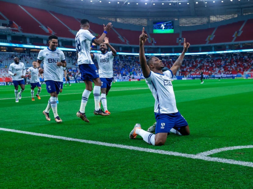 الهلال يتغلب على الدحيل القطري بخمسة أهداف دون مقابل في نهاية الشوط الأول