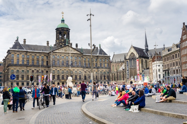 لكبح السياحة .. أمستردام تحظر تدخين الحشيش في الأماكن العامة