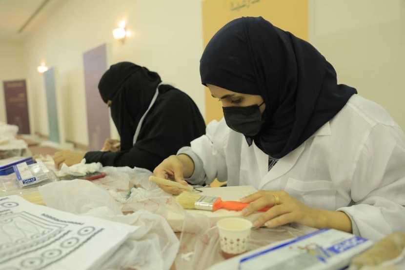 «بوابة الدرعية» تطلق مدرسة الحرف .. نجارة وتطريز وصناعة عطور