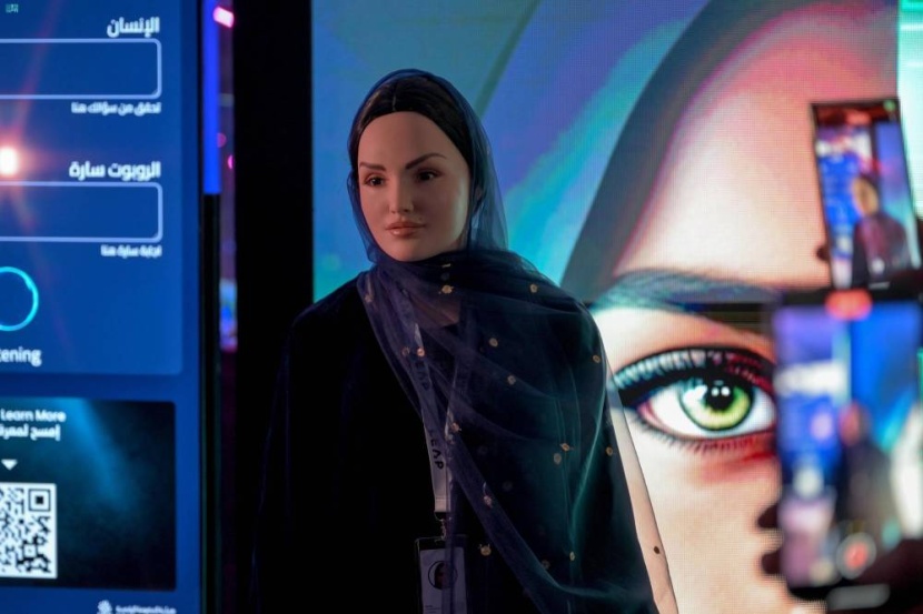 الروبوت سارة تستوقف زوار «ليب» بزيها السعودي ولهجتها المحلية