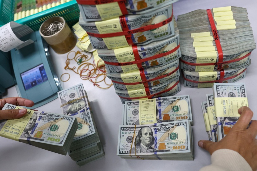 الدولار يتراجع مع التدخل لكبح تداعيات انهيار بنك سيليكون فالي 