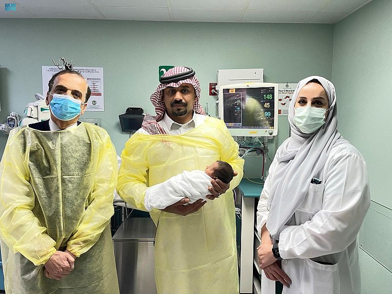 "التخصصي" يجري عملية ولادة ناجحة لمريضة تعيش بمضخة قلب اصطناعية