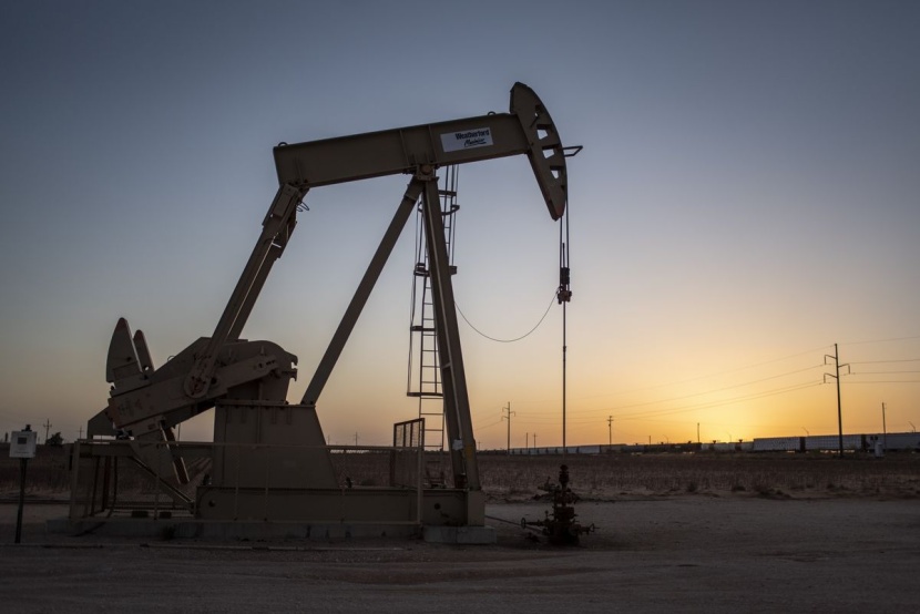 النفط يعوض بعض خسائره ويصعد 1.2% إلى 74.5 دولار 