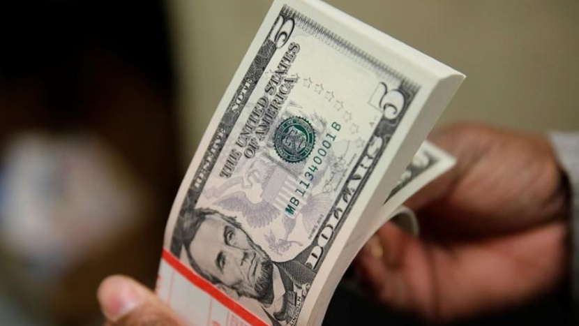 الدولار يهبط مع تحسن الإقبال على المخاطرة بفضل إنقاذ البنوك