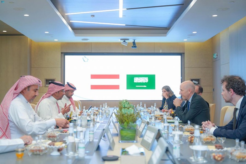 وزير الصناعة يبحث مع وزير الاقتصاد النمساوي تعزيز العلاقات في قطاعي الصناعة والتعدين