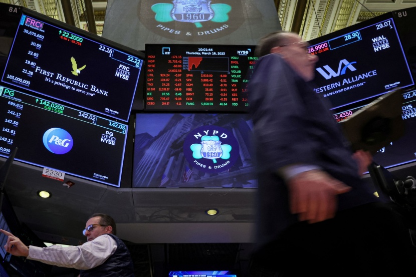 قلق المستثمرين من الأزمة المصرفية يهبط بالأسهم الأمريكية 