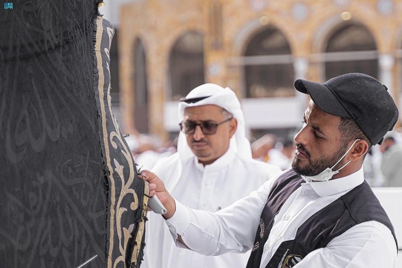 صيانة كسوة الكعبة المشرفة استعدادًا لشهر رمضان المبارك