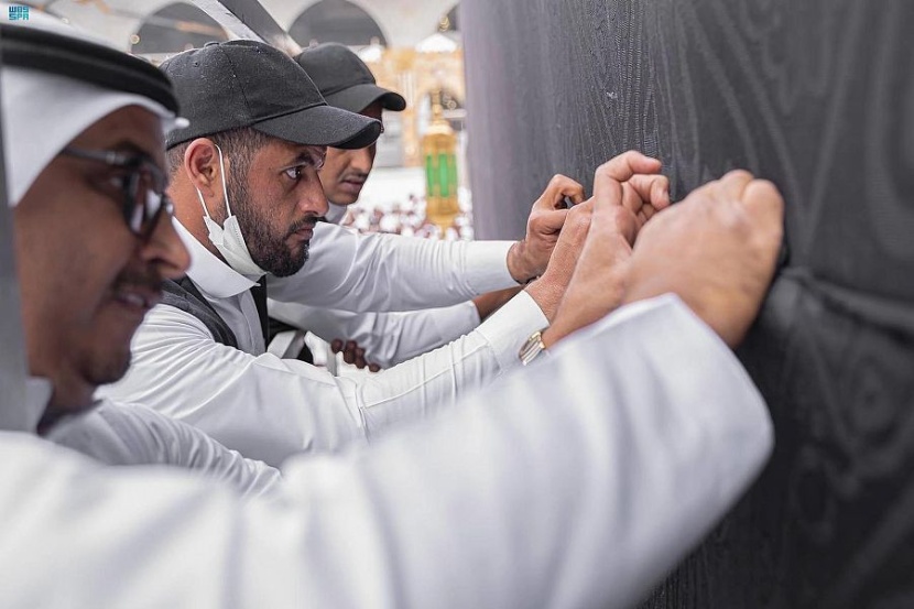 صيانة كسوة الكعبة المشرفة استعدادًا لشهر رمضان المبارك