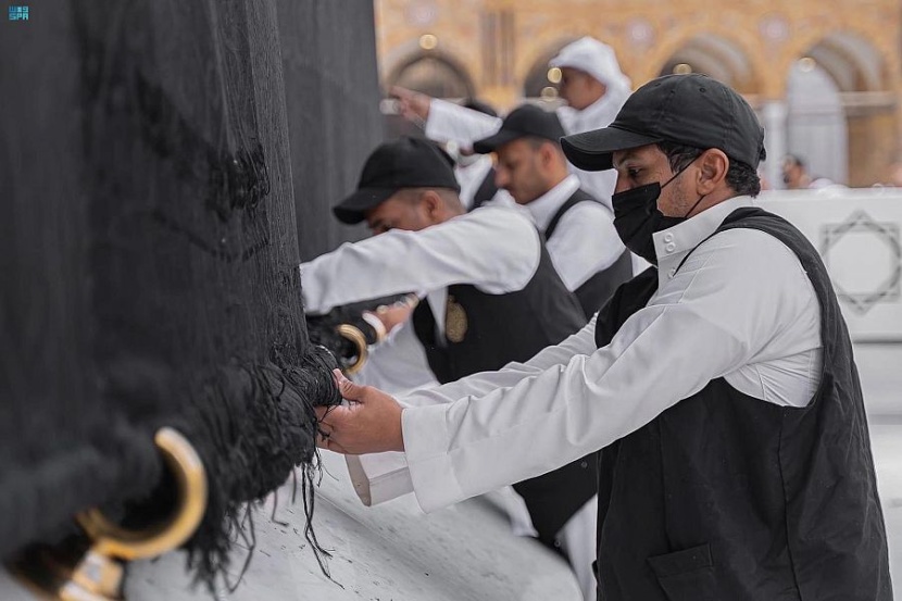 صيانة كسوة الكعبة المشرفة استعدادًا لشهر رمضان المبارك