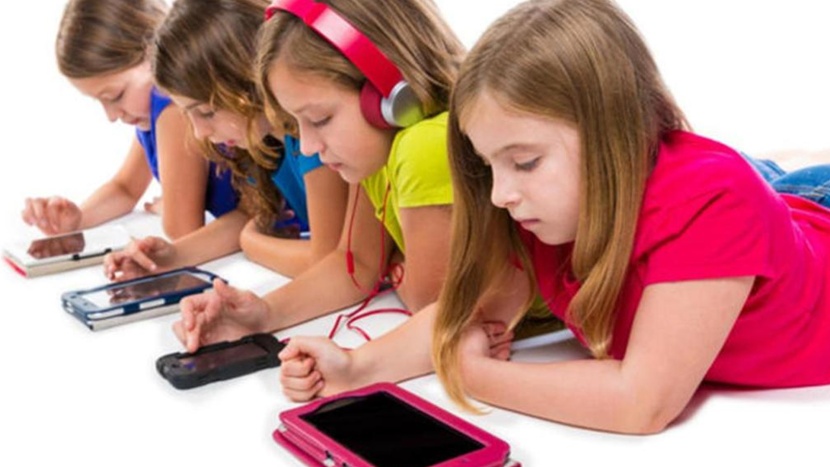 عكس الشائع .. استخدام الأطفال للأجهزة الذكية أكثر من ساعة يوميا تأثيره محدود