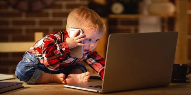 استخدام الأجهزة الذكية يؤثر في نمو الأطفال
