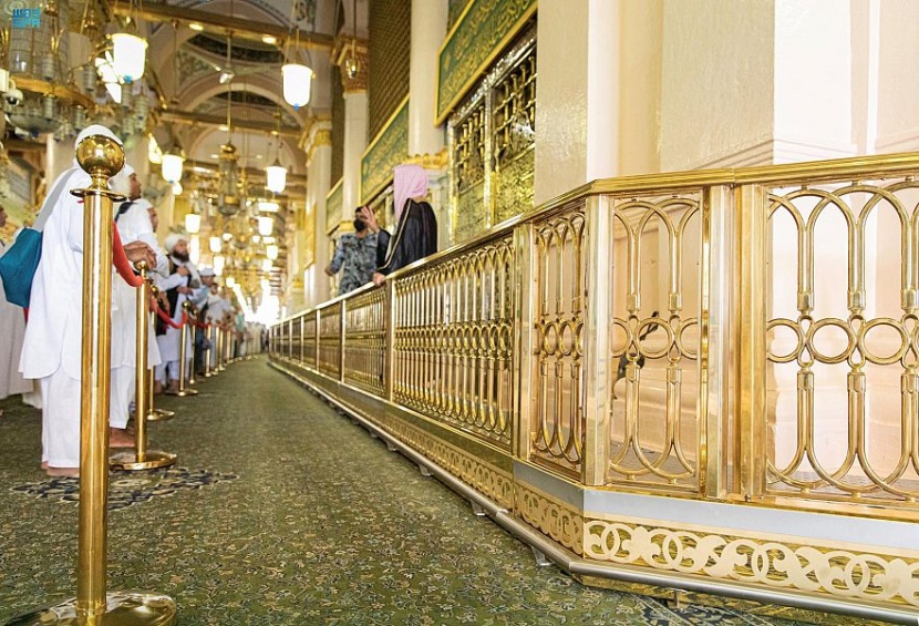 تدشين الحاجز النحاسي المذهب المحيط بالمقصورة الشريفة في المسجد النبوي