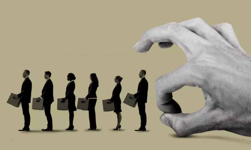 قبل حدوث ركود محتمل .. بؤس خفض الوظائف يثير رعب الموظفين