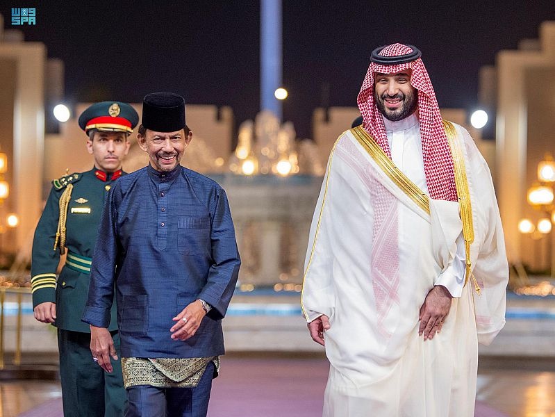 ولي العهد يستعرض مع سلطان بروناي دار السلام العلاقات الثنائية وسبل تطويرها 