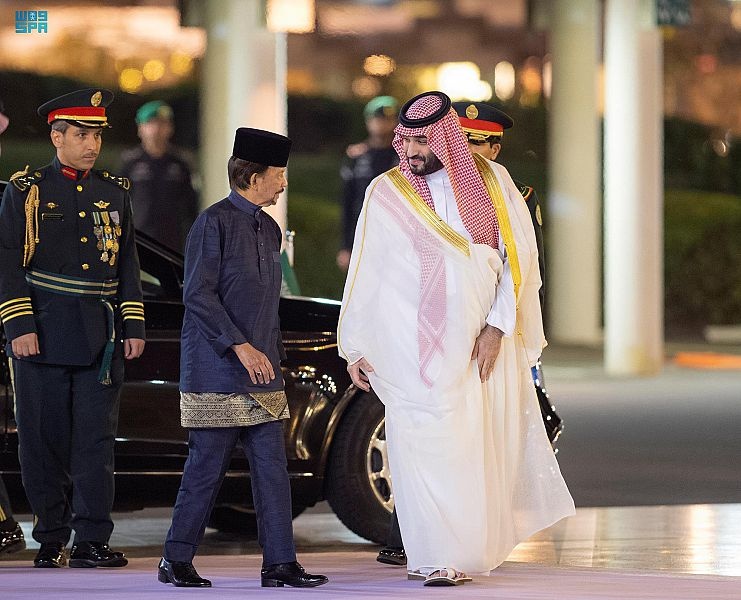 ولي العهد يستعرض مع سلطان بروناي دار السلام العلاقات الثنائية وسبل تطويرها 