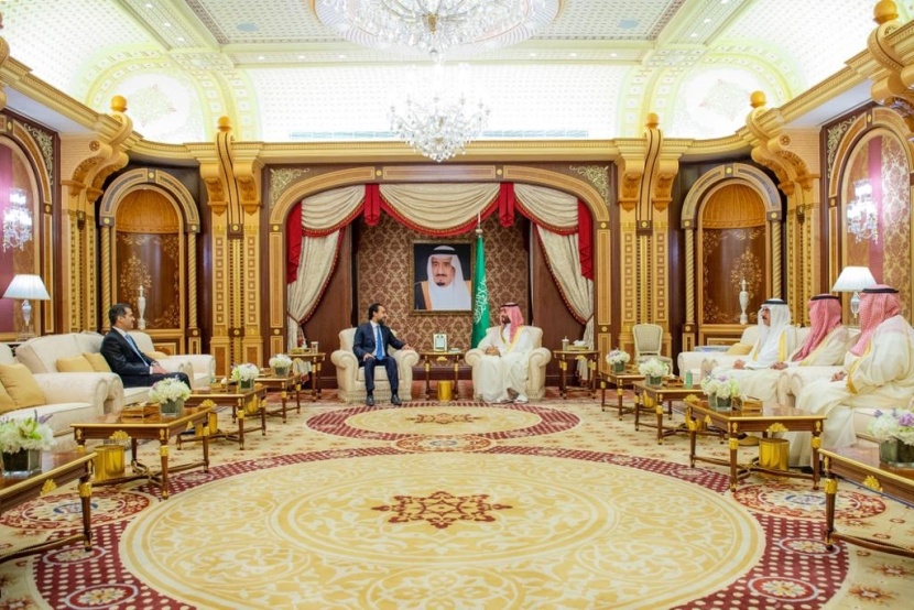 ولي العهد ورئيس مجلس النواب العراقي يستعرضان العلاقات الأخوية بين البلدين