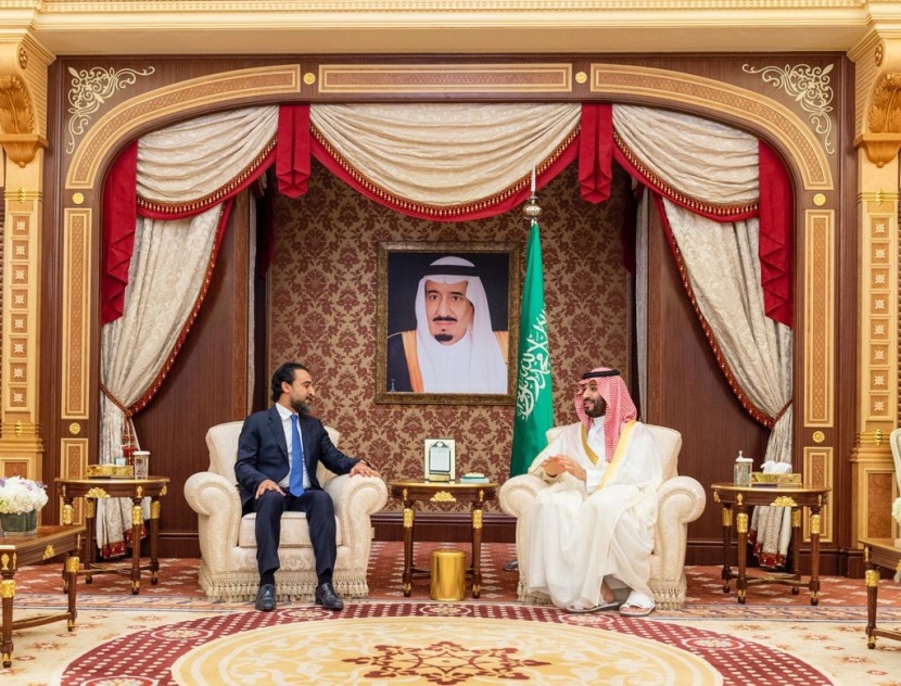 ولي العهد ورئيس مجلس النواب العراقي يستعرضان العلاقات الأخوية بين البلدين