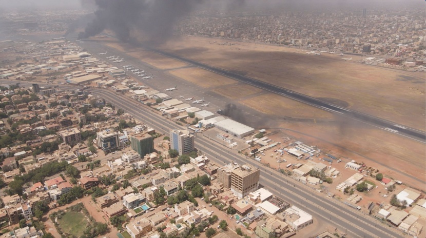سكان الخرطوم يحاولون العيش تحت النيران بلا ماء ولا كهرباء
