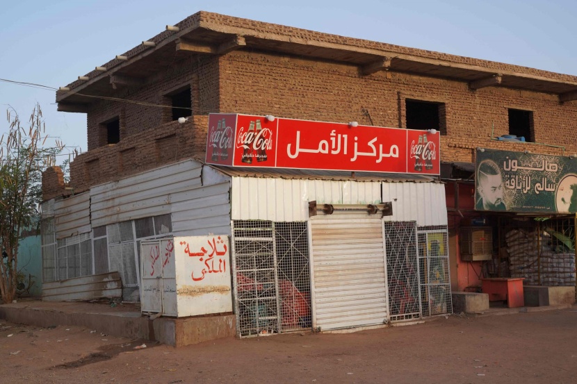 سكان الخرطوم يحاولون العيش تحت النيران بلا ماء ولا كهرباء